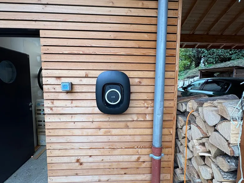 Borne de recharge électrique AC ou DC : laquelle choisir quand on a des panneaux photovoltaïques ?
